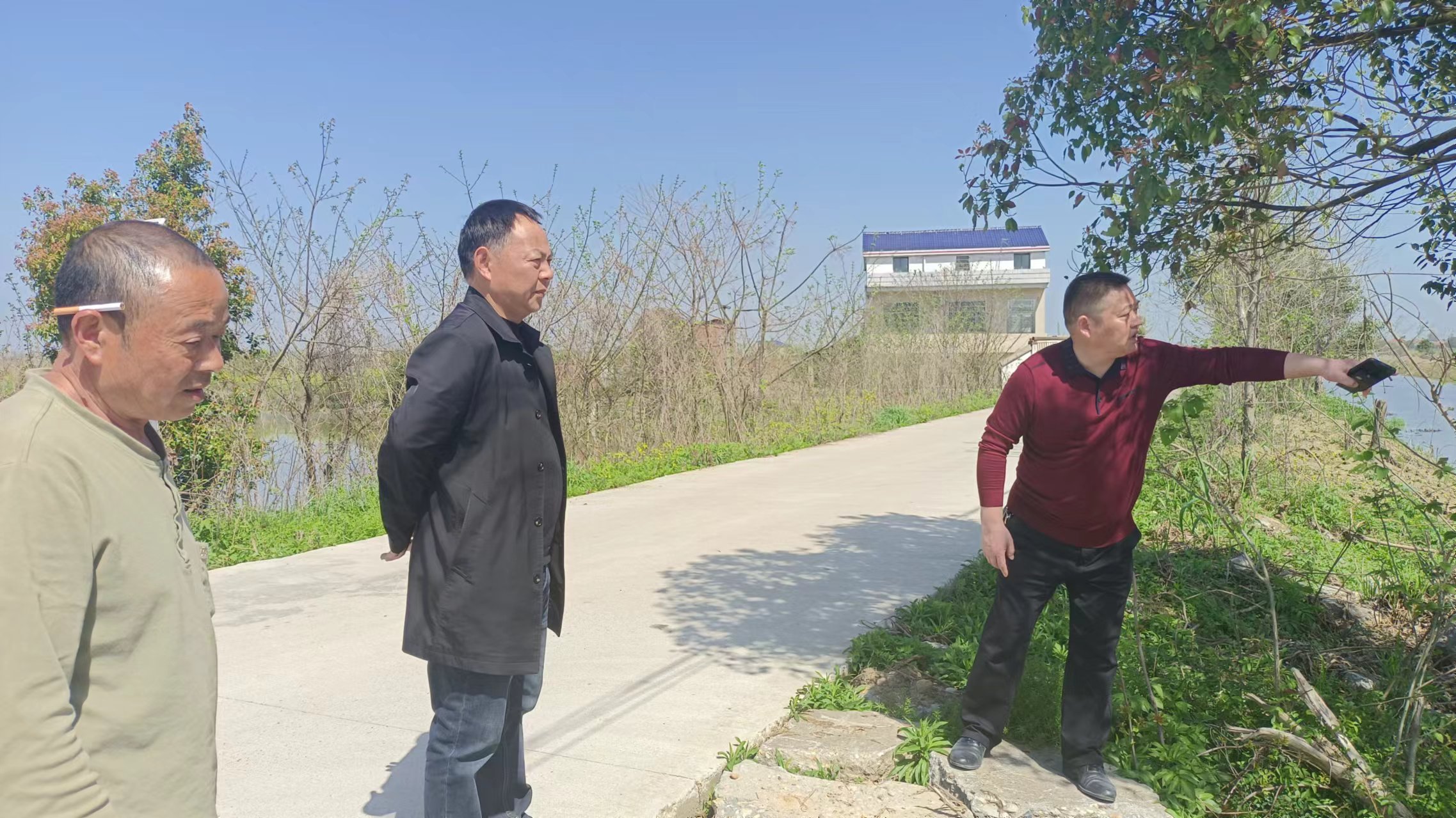 3月29日，岳阳市第十四届全国人大代表，全国种粮大户，全国首届十佳农民阳岳球到金浪公司考察滨湖水牛保种场，洽谈水稻一水牛绿色种养循环农业合作项目！公司董事长谢辉全程陪同考察！