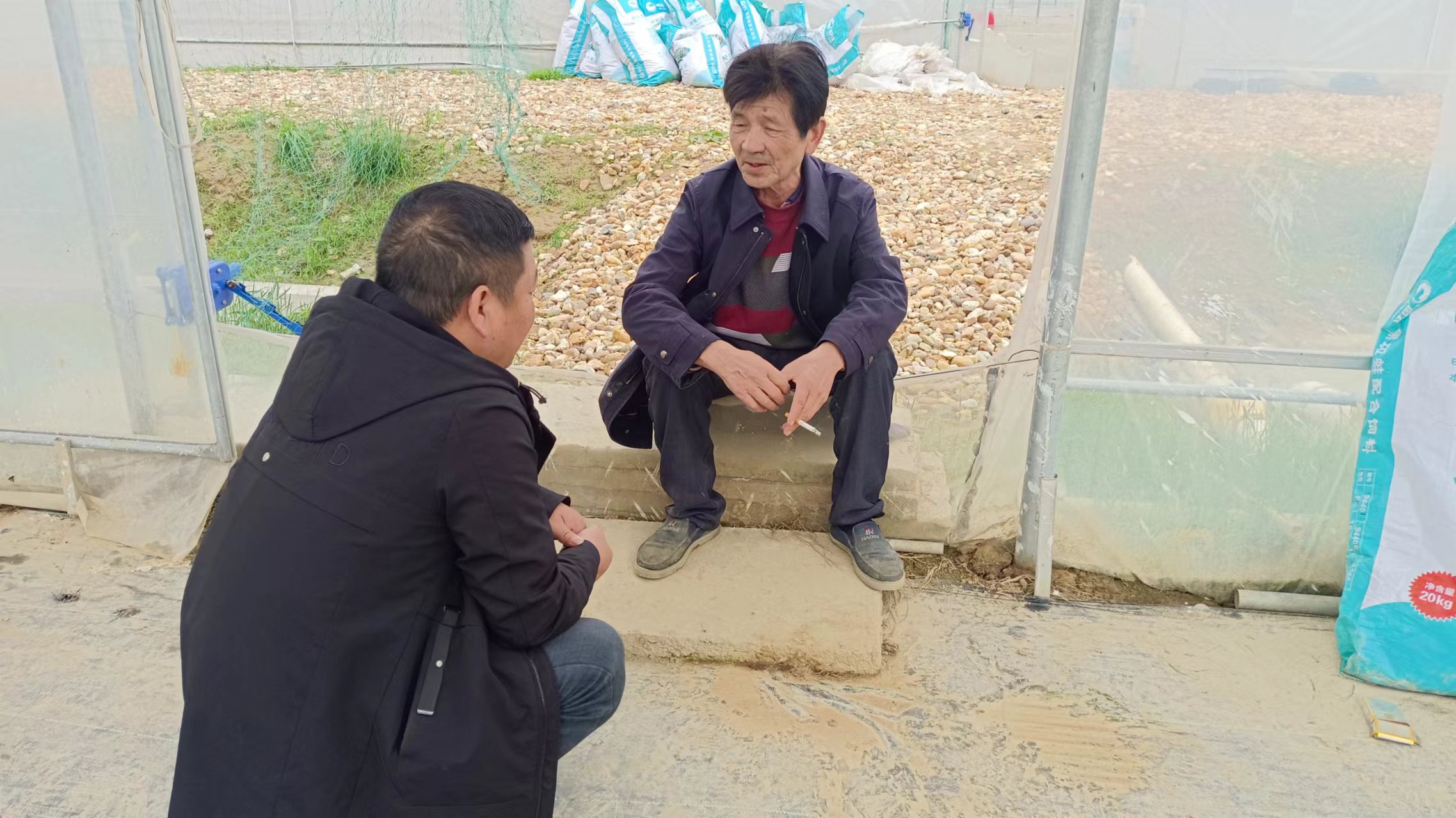 公司技术人员深入黑斑蛙养殖基地，与用户交流