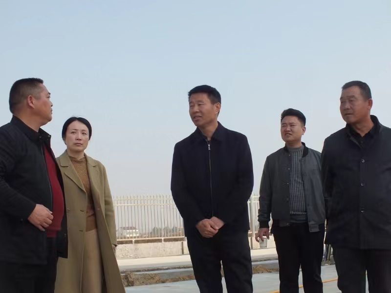 屈原管理区区委书记向科军一行来金浪智慧农牧公司调研，公司董事长谢辉现场介绍。