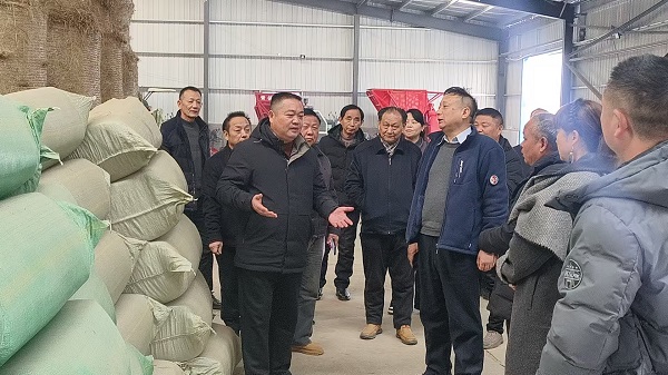 12月20日，市农机局领导行来视察，调研工作。公司董事长谢辉全程陪同考察